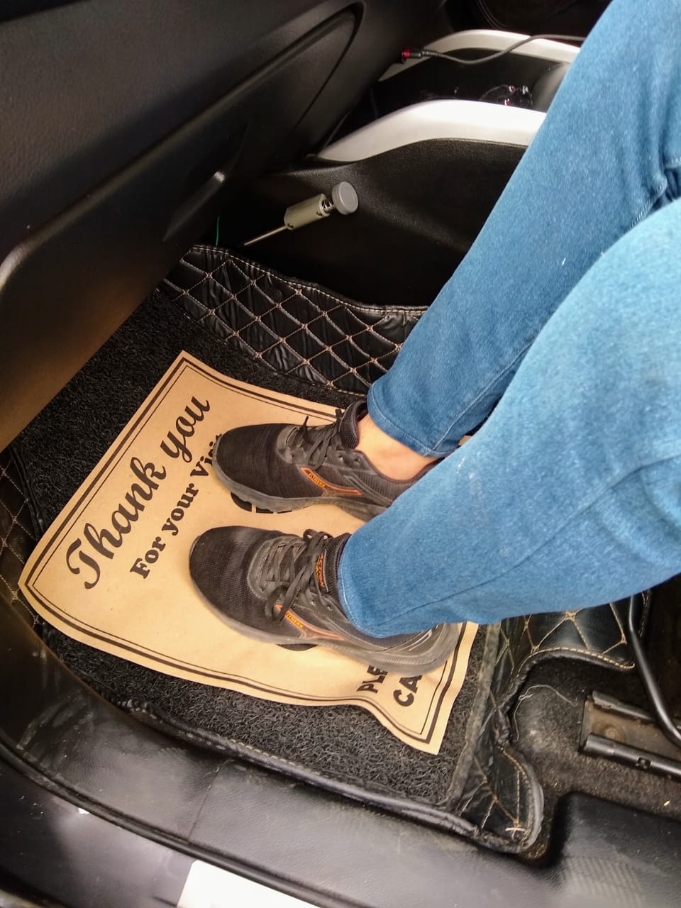 Disposable Car Paper Floor Mats for Car Interior Protection – Brown Medium, 15 × 18 Inches (38 × 46 cm)